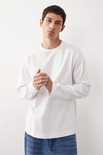 Объемная футболка с длинным рукавом из плотной ткани артикул 148381367