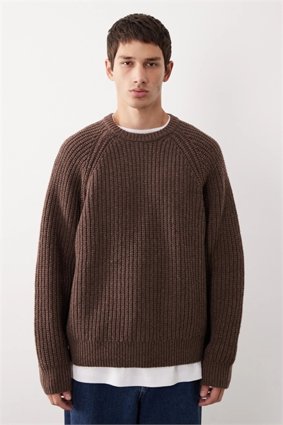 Объемный вязаный шерстяной свитер артикул 148715261