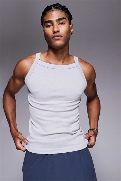 Бесшовная майка с ребристым вырезом артикул 147695434