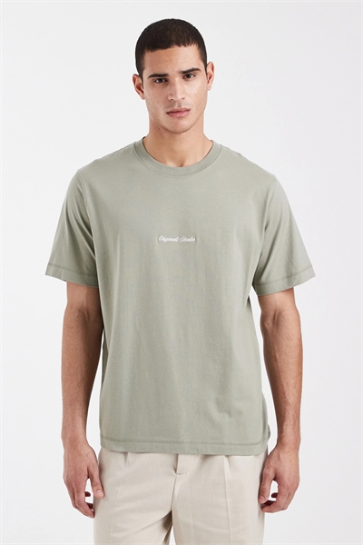 Футболка с оригинальным логотипом на груди артикул 154767584