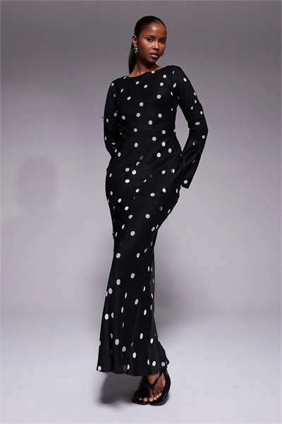 Макси-платье из атласа с V-образным вырезом и длинными рукавами, украшенное вставкой с необработанным краем артикул 153153832