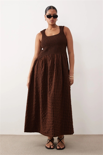 ASOS DESIGN: макси-сарафан для полных с гофрированной тканью, круглым вырезом и сборками на талии артикул 152800979