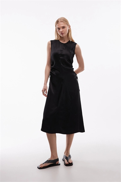 Атласное макси-платье с затянутой талией артикул 155575308