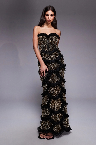 Макси-платье-бандо с украшением из драгоценных камней и волнистым подолом артикул 148073390