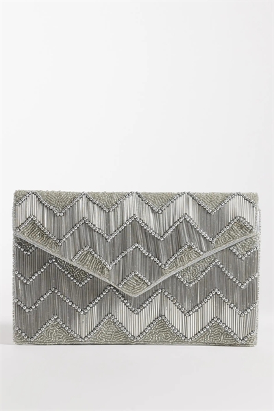 Сумочка-конверт с декоративными элементами артикул 153115872