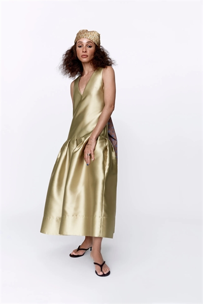 Макси-платье из атласа с заниженной талией и фактурной текстурой артикул 151863131