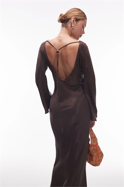 Макси-платье с атласными рукавами «ангел» и открытой спиной артикул 149860626