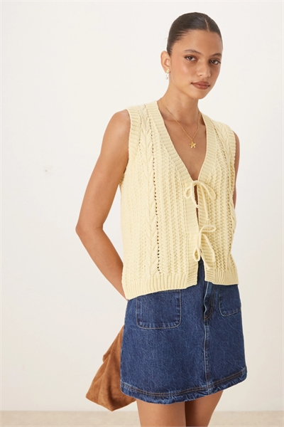 Жилет с перекрещивающимся вырезом, связанный из пряжи артикул 143261139