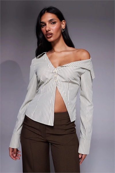 Эксклюзивная рубашка с асимметричным вырезом на плече, разрезом спереди и расклешенными рукавами артикул 152800817