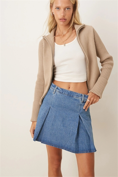 Джинсовая плиссированная юбка средней длины артикул 150178433