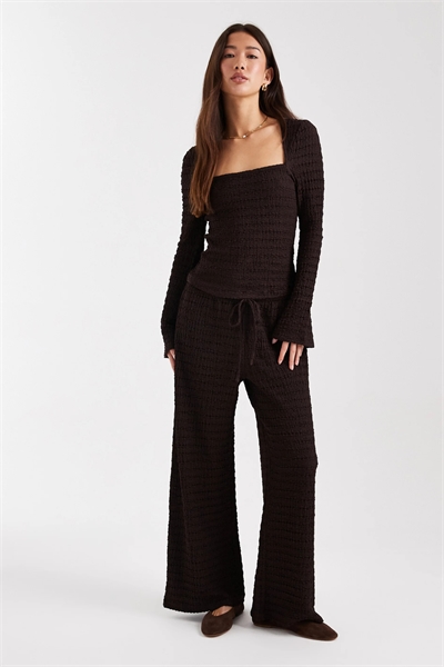 Брюки с широкими штанинами и завязкой на талии с различными фактурами артикул 150480338