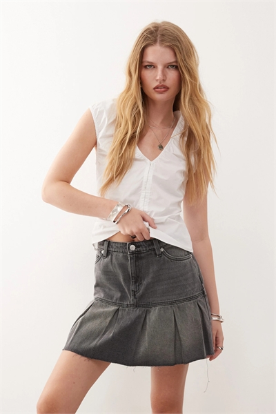 Джинсовая мини-юбка с плиссированным подолом артикул 148039898