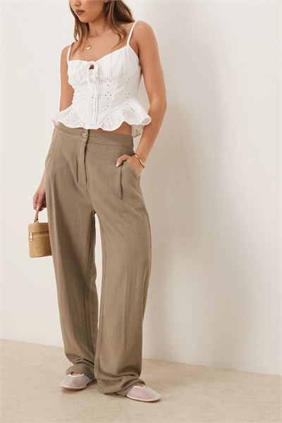 Брюки зауженного кроя с складками спереди из льна артикул 143723233