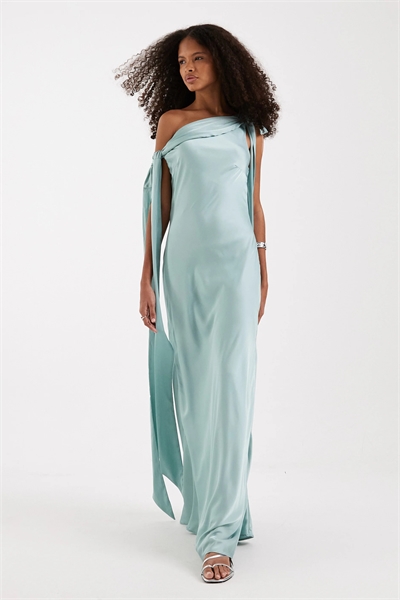 Атласное макси-платье с открытыми плечами для подружек невесты артикул 154078329