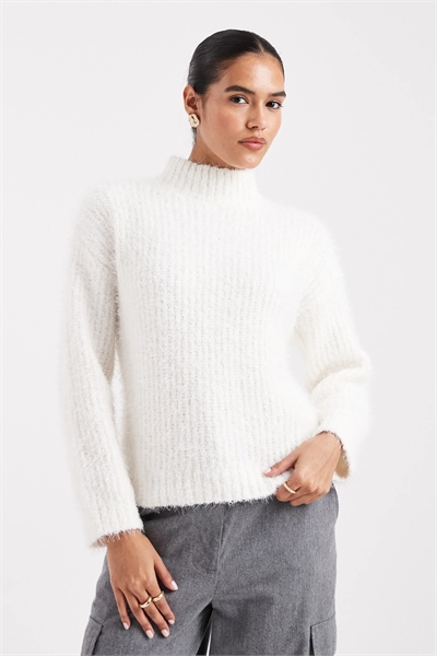 Пушистый джемпер артикул 151897182