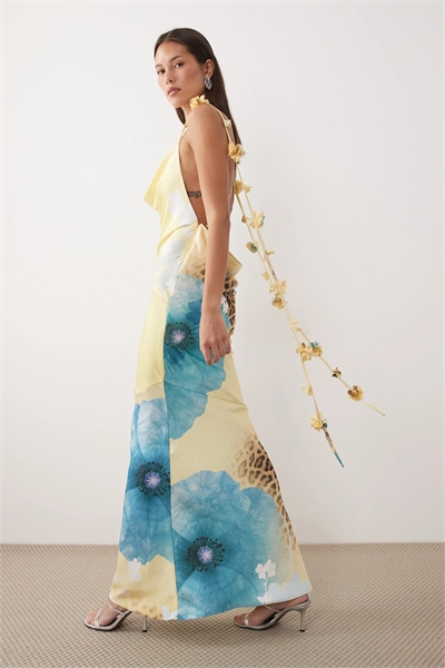 Эксклюзивное макси-платье Aria из атласа с капюшоном, драпировкой и цветочными элементами, с перекрещивающейся спинкой артикул 155120072