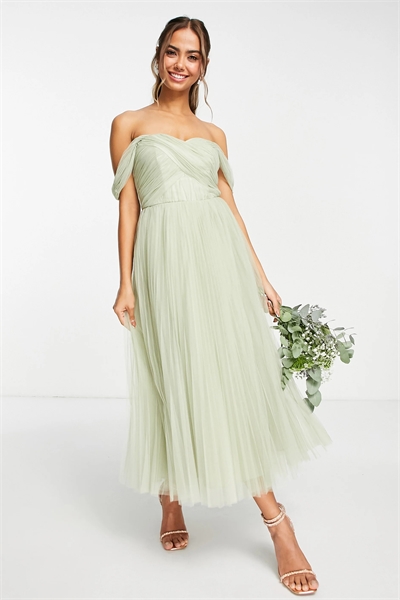 Платье средней длины из тюля для подружки невесты с открытыми плечами, завязками на спине и плиссированной юбкой артикул 114669341