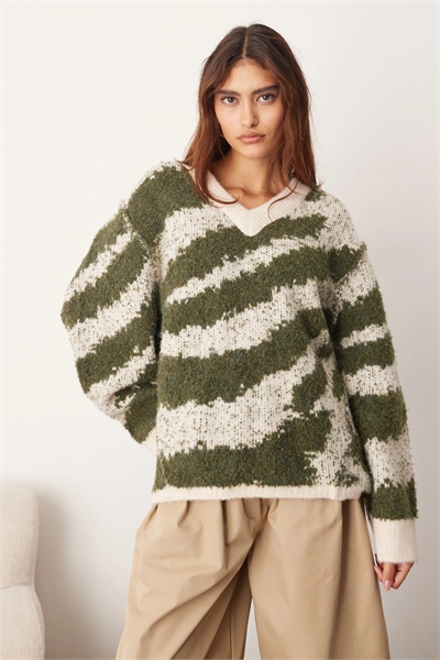 Свитер свободного кроя с V-образным вырезом и закругленным низом артикул 148707843