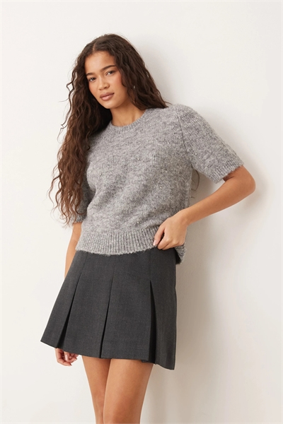 Трикотажный топ с короткими рукавами и стразами артикул 151782770