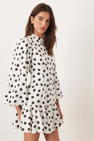 Эксклюзивное мини-платье Illume с высоким воротником, рукавами-балонами, оборками и асимметричным подолом артикул 154902723