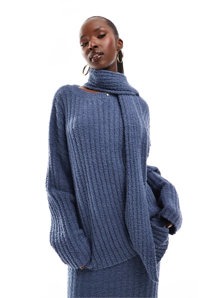 Эксклюзивный свитер оверсайз из букле-трикотажа со съемным шарфом co-ord артикул 138171572