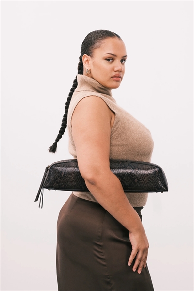 Текстурированный пенал-клатч артикул 153149455