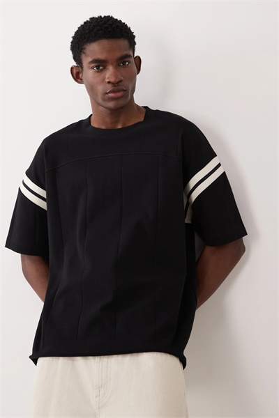 Объёмная футболка свободного кроя с контрастной вставкой артикул 154177796