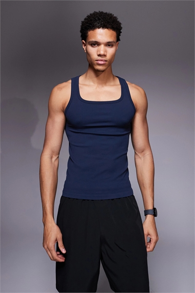 Жилет с бесшовной ребристой вязкой, облегающего кроя и квадратным вырезом артикул 152236092