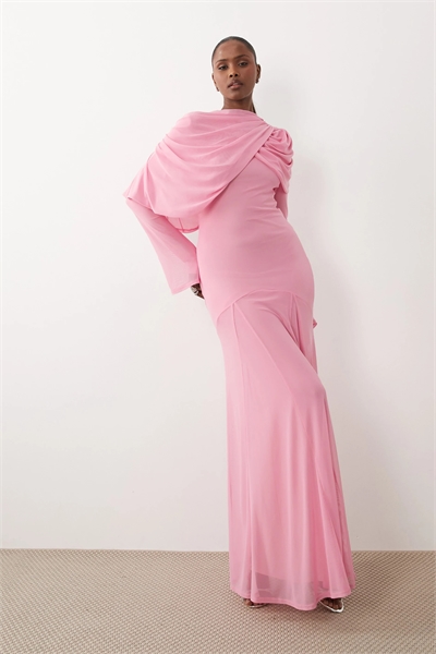 Скромное макси-платье из сетчатой ткани с драпированным вырезом артикул 155678195