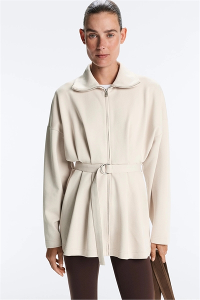 Длинная куртка из пике с поясом и складками артикул 156608714