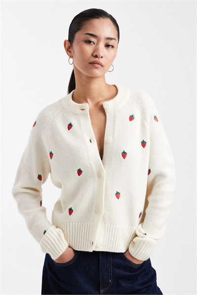 Кардиган с контрастной отстрочкой и вышивкой в виде клубничек по всей поверхности артикул 151226926
