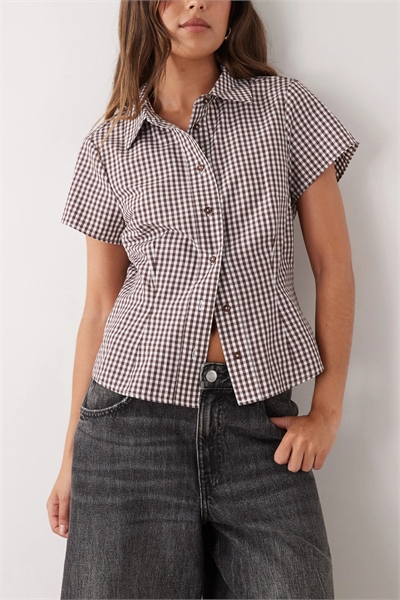 Приталенная рубашка в клетку с короткими рукавами артикул 151336292
