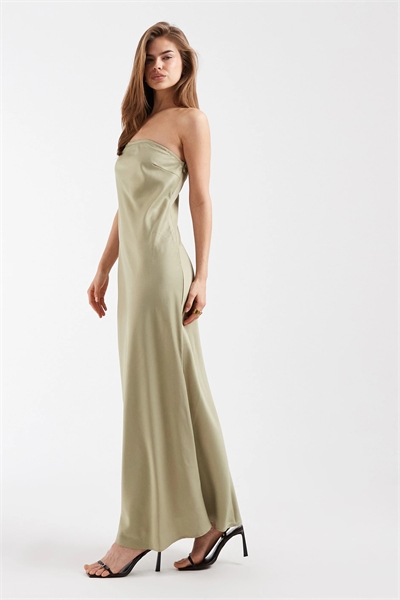 Макси-платье с атласным поясом артикул 154837138