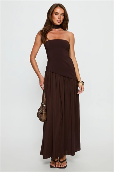 Макси-платье с бандо, шифоновым подолом и декором в виде шарфа, скроенное по фигуре артикул 153579091