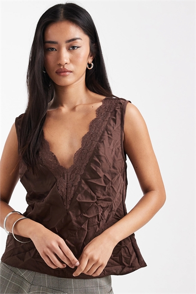Атласная майка с V-образным вырезом и вставкой из гофрированного кружева артикул 152626651