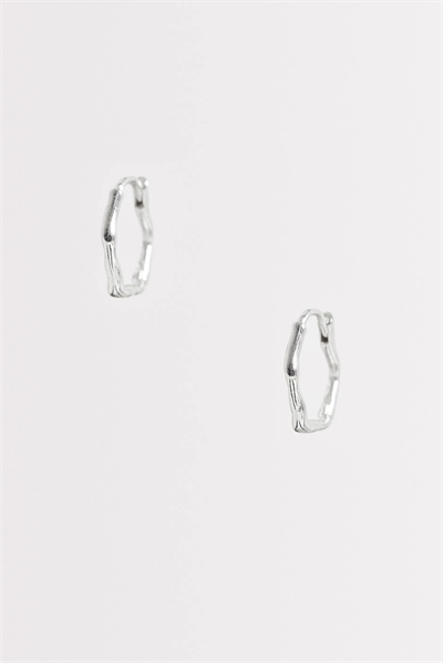 Овальные серьги-кольца с волнообразным узором артикул 153837000