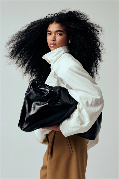 Сумка-тоут с ярким принтом и металлической фурнитурой артикул 155526080