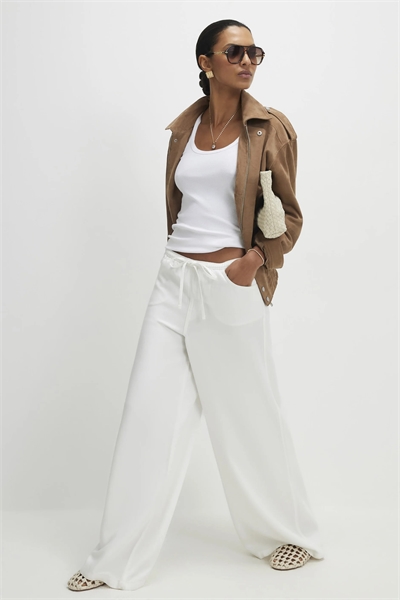 Джинсы белого цвета с широкими брючинами и шнурком артикул 156408000