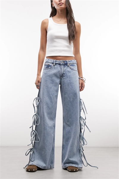 Джинсы с низкой талией и широкими брючинами, украшенные бантиком на боковой завязке артикул 155704350