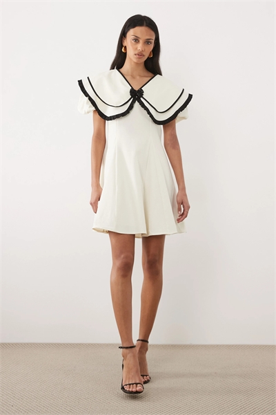 Мини-платье с объемным воротником, рукавами-буффами и съемным бантом из бисера артикул 155587868