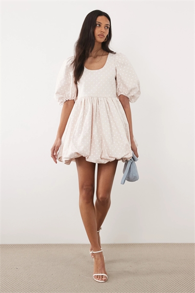 Мини-платье из денима в горошек с буффами и расклешенным низом артикул 155587873