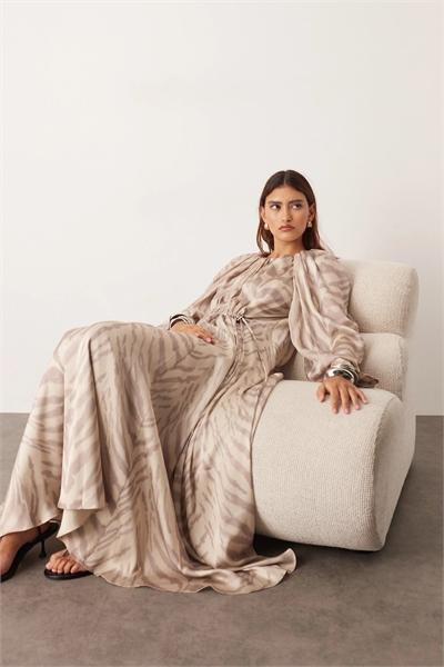 Макси-платье трапециевидного кроя с объемным силуэтом и шнурком артикул 147560479