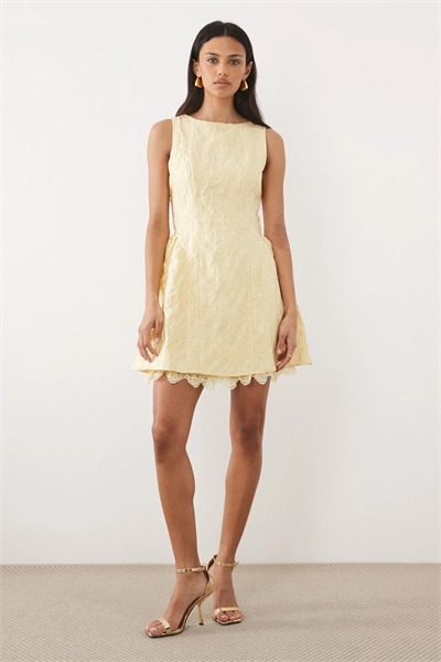 Мини-платье с жакардовым кружевом, объемной юбкой-подкладкой и лодочным вырезом артикул 155587864
