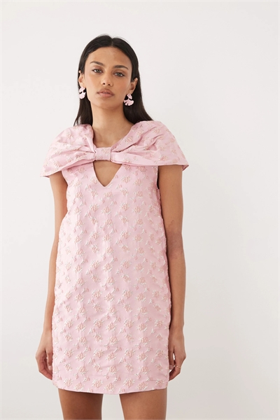 Мини-платье с цветочным жаккардовым узором, бантиком и рукавами-крылышками артикул 155587863