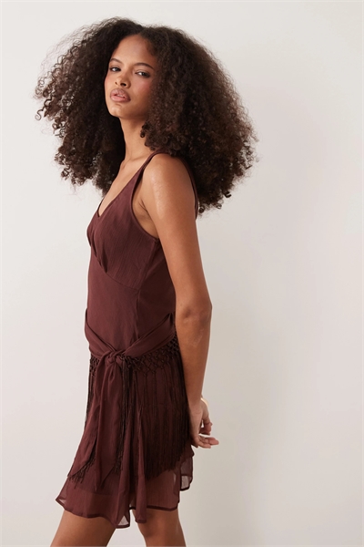 Мини-платье из шифона с драпировкой и бахромой артикул 153812352