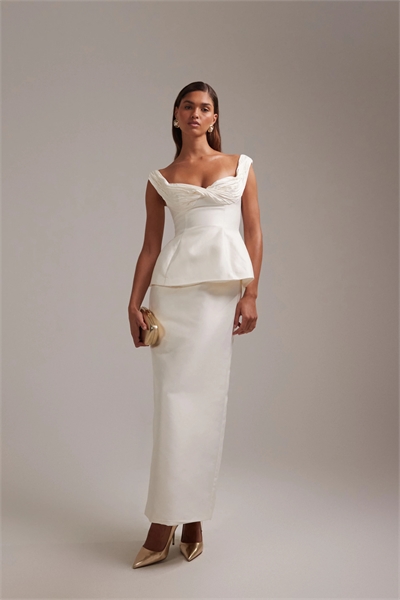 Свадебное платье средней длины с рюшами и открытыми плечами артикул 151899003