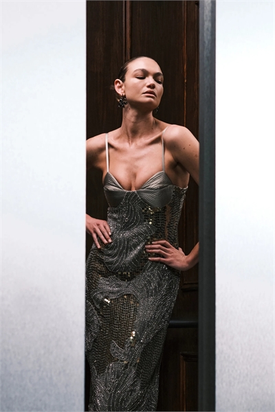 Макси-платье свободного кроя с цветочным узором из пайеток и вставками на груди артикул 148411293