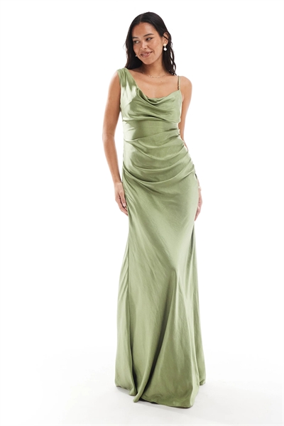 Асимметричное макси-платье из атласа с рюшами для подружки невесты артикул 141108029