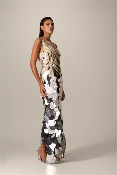 Макси-платье с волнистым линейным узором, высоким воротником и квадратным подолом артикул 148633979