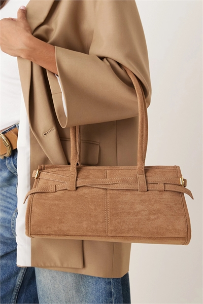 Сумка через плечо в стиле «боулинг» из искусственной замши с пряжкой и длинными ручками артикул 150045235